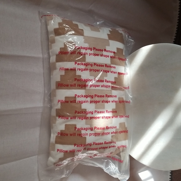 Geo embroidered toss pillow - Picture 4 of 5